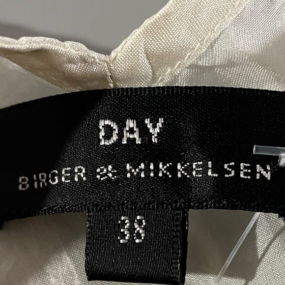 Elegant Floral V-Neck Blouse - White and Blue - Picture 3 of 6